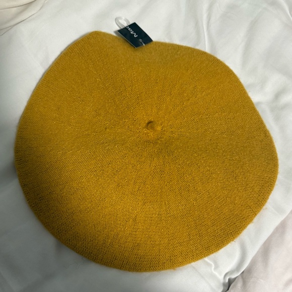Beret Mustard Yellow 76%wool Woman’s size S/M. NWT
